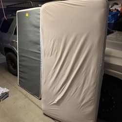 Twin mattress and box spring