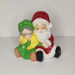 Vintage Retro Christmas Ceramic Mr And Mrs Claus Hugging Cuddling 