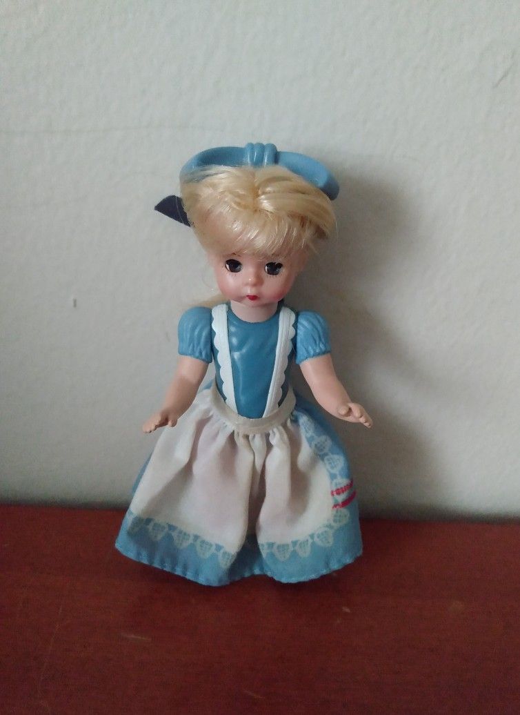 2010 MADAME ALEXANDER MCDONALDS ALICE IN WONDERLAND HAPPY MEAL TOY DOLL #1 5"TALL