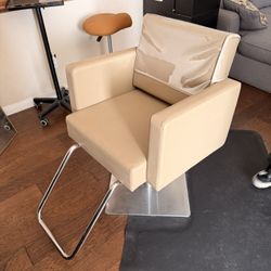 Minerva Hairstylist Chair