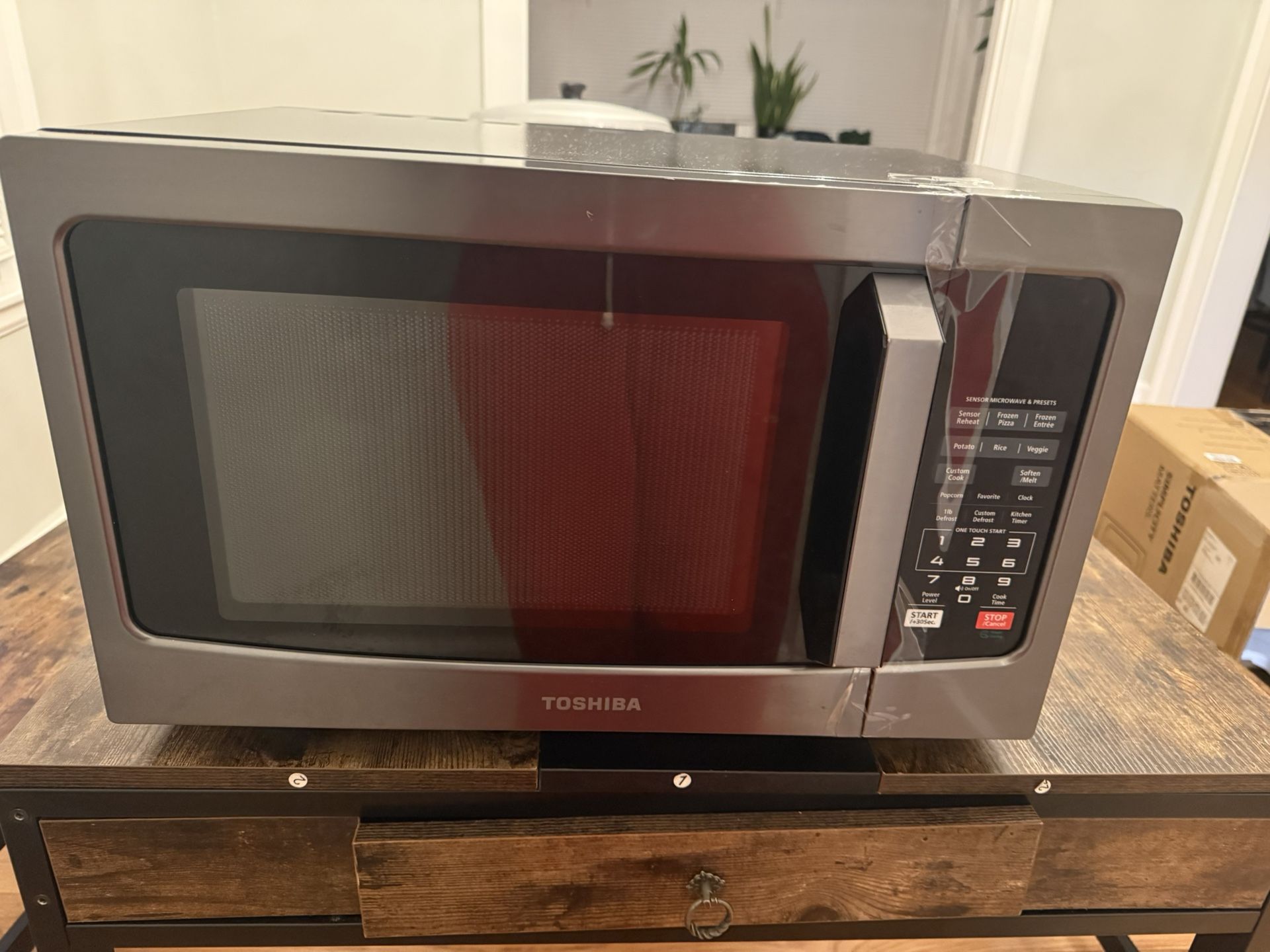 TOSHIBA EM131A5C-BC COUNTERTOP MICROWAVE OVEN 1.2 Cu Ft., 12.4”