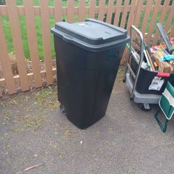 Clean Roughneck 50 Gallon Tras Can And Lid