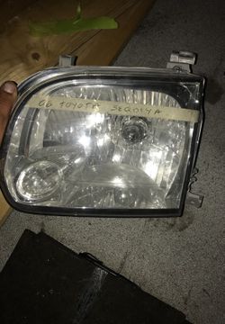 2006 toyota seqoiya headlight