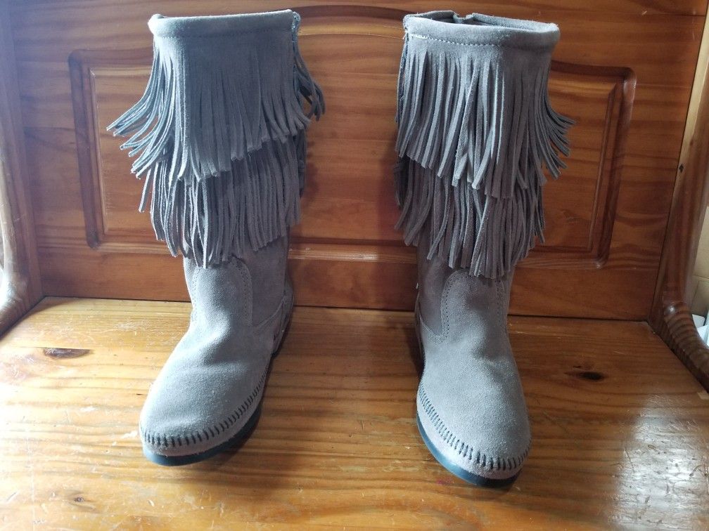 New MINNETONKA Grey Moccasin Fringe Boots Size 11