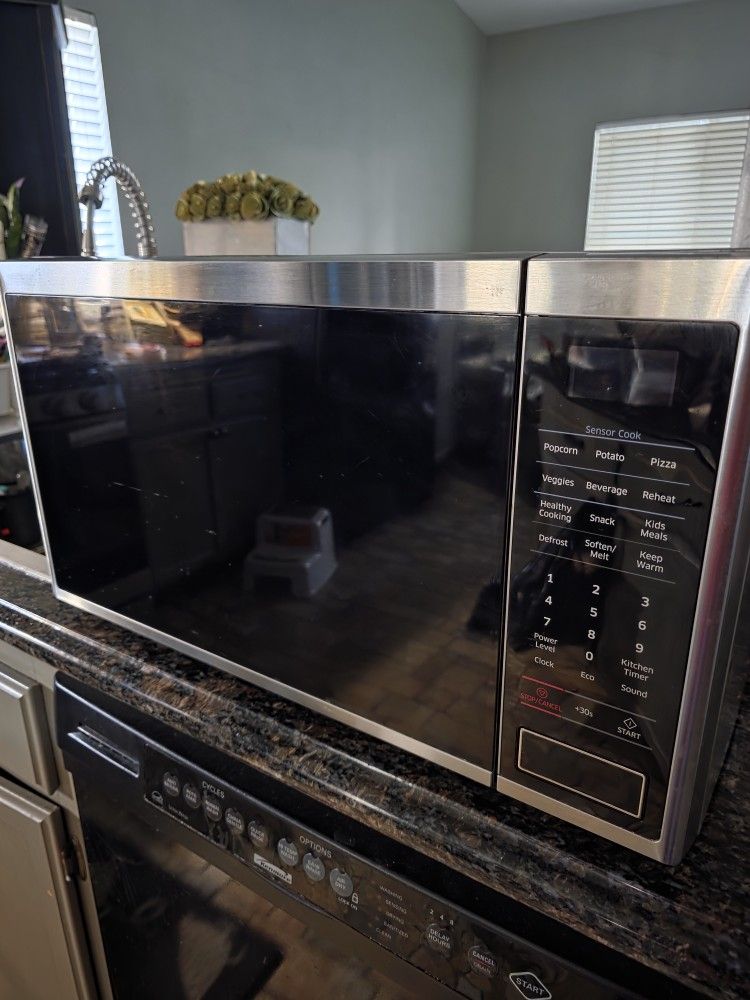 Samsung 1.9-cu ft Large 900 -Watt Sensor Cooking Controls Countertop Microwave ( Stainless steel )