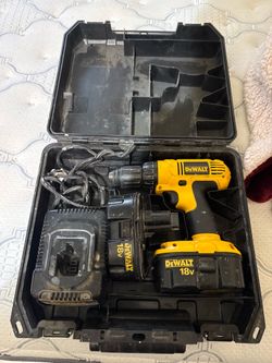 DEWALT 18V Cordless Drill/Driver Kit Keyless Chuck, 2 Batteries, Charger, Case