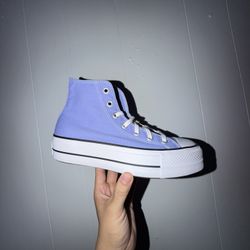 Women converse 