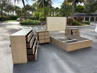 Beautiful Bedroom Set Queen Size Solid Wood Natural Wood Color In Excellent Condition By Klaussner