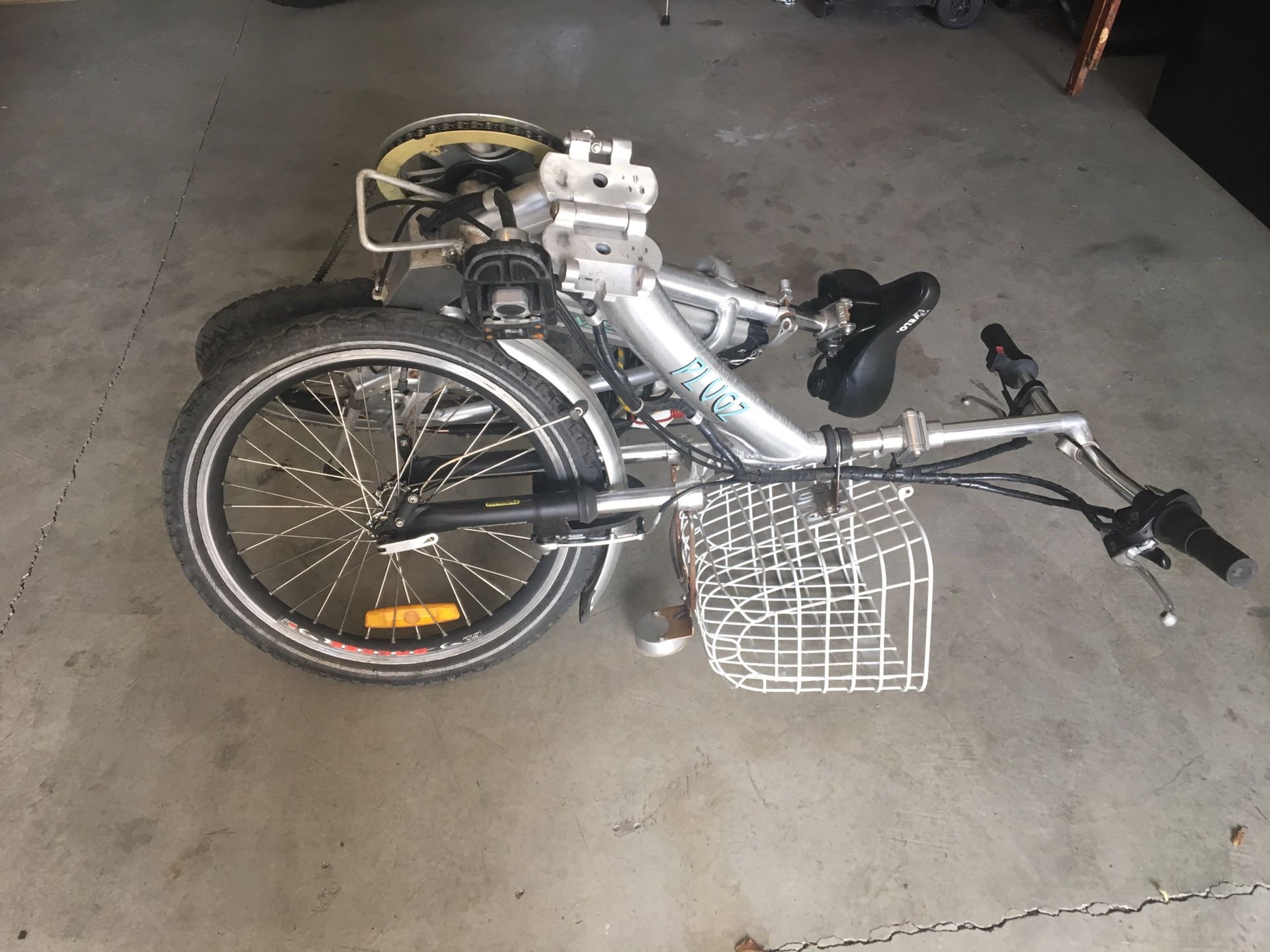Folding electric bicycle