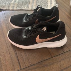 Women’s Nike sneakers
