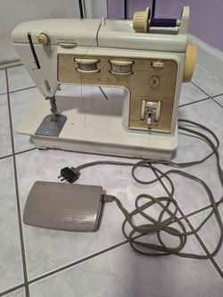 Singer Touch & Sew Sewing Machine with Foot Pedal