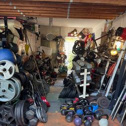 SELLING VARIETY OF WEIGHTS : DUMBBELLS / PLATES / BARBELL BARS / KETTLEBELLS / SQUAT RACKS  / PLATE TREES / BIG DUMBBELL RACKS