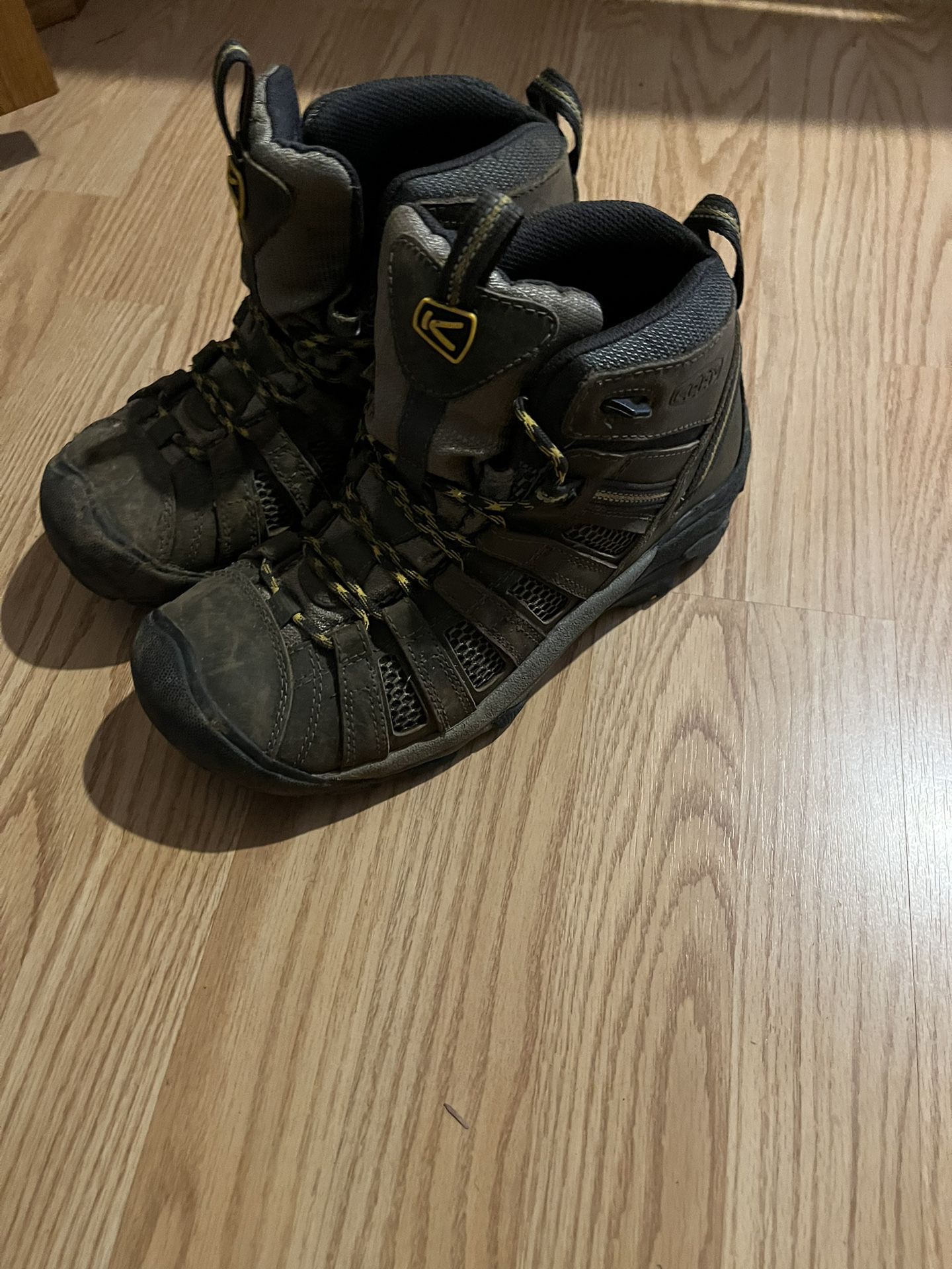 Boys Size 7 Keen Hiking Boots
