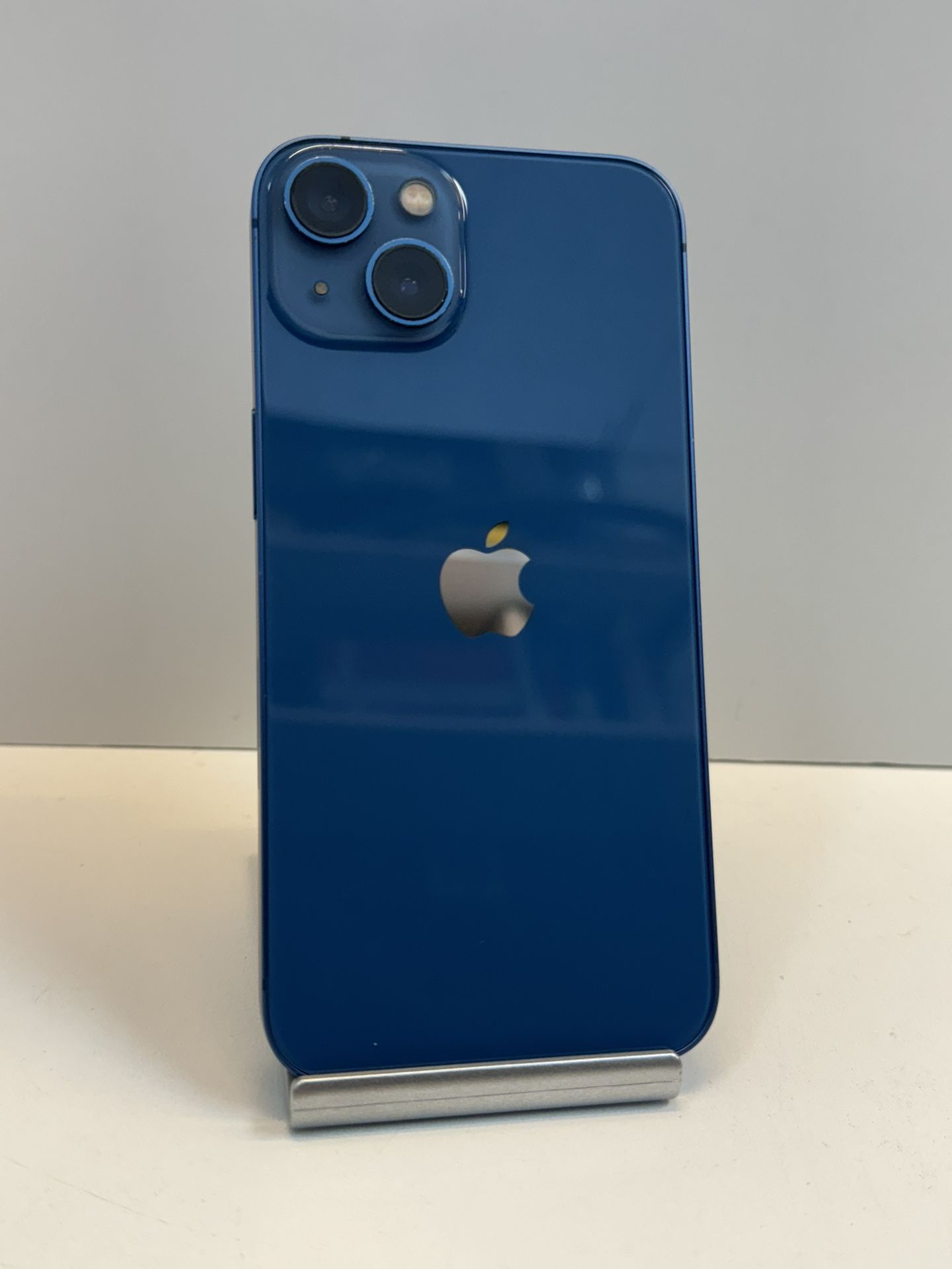 Apple iPhone 13 128gb. ( AT&T Cellphone )