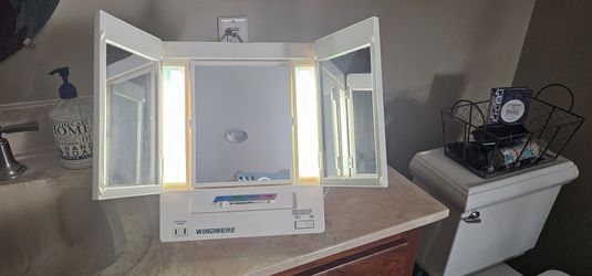 Windmere Lighted Makeup Mirror