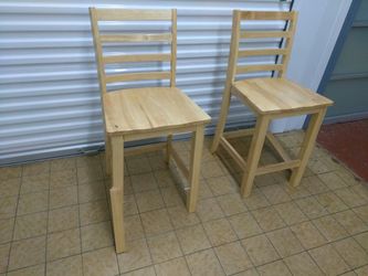 2 CHAIRS NEED LIGHT WORK READ DETAILS
