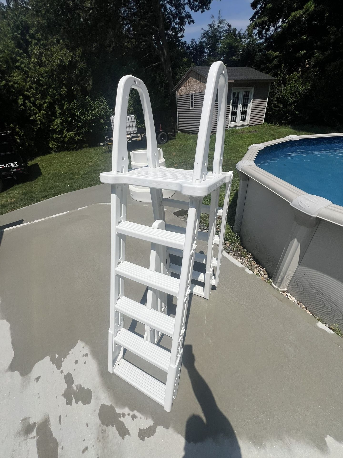 Pool ladder