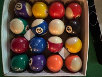 Mini pool table