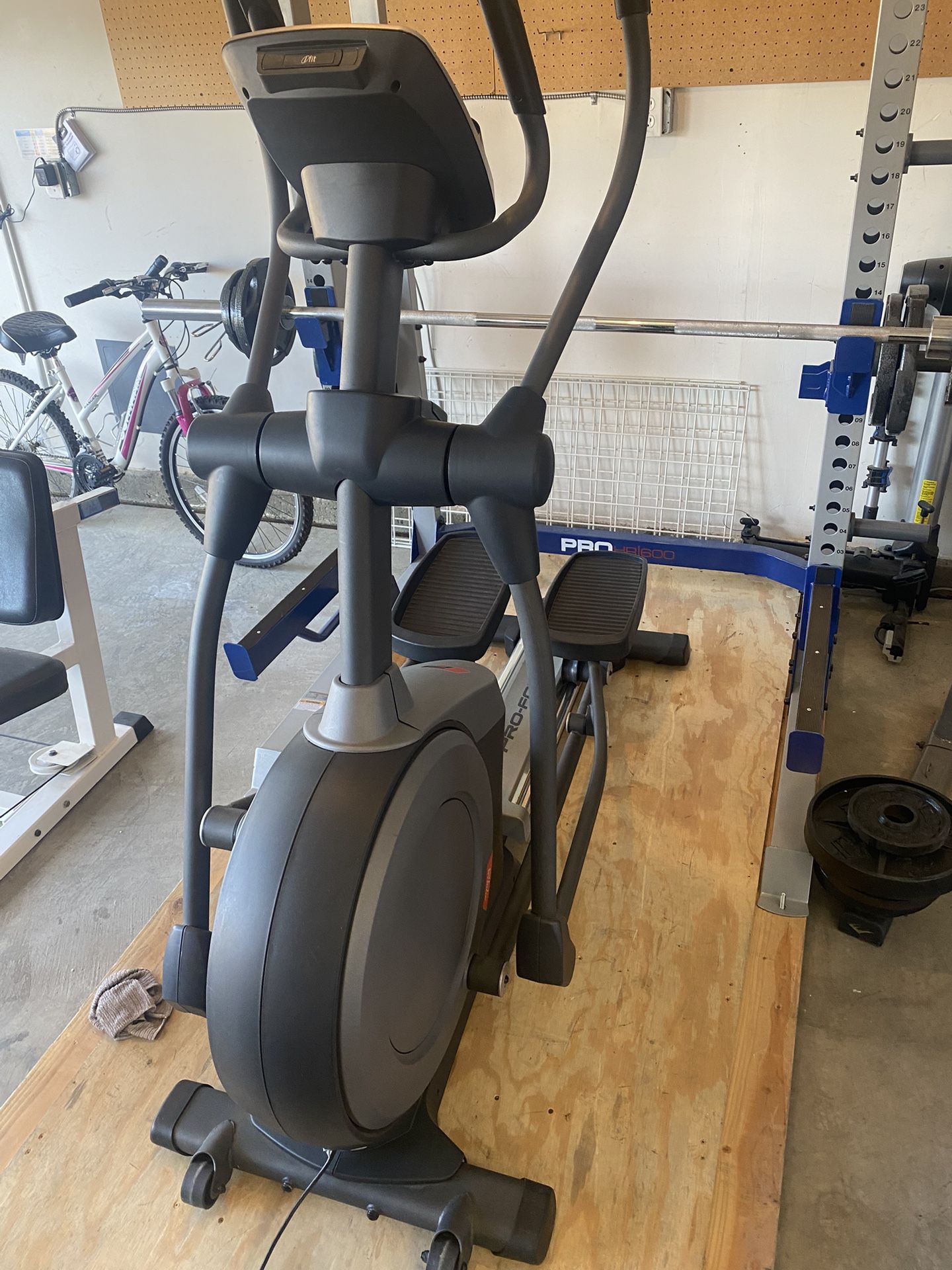 ProForm 710E Elliptical, barely used ( location Camino al Norte and tropical )