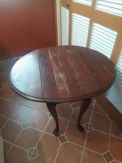 Antique   Dark.  Cherry . Oval   Drop  Leaf  Table. $130