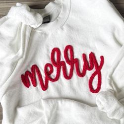 Size XL Unisex Chenille Yarn Embroidered Merry Sweatshirt, White with Red, NEW