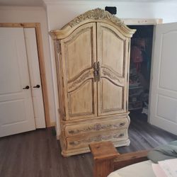 Armoire Stand