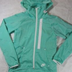 Nike tech aeroshileld Moto cape hoodie jacket green XS lightweight never been worn no tag