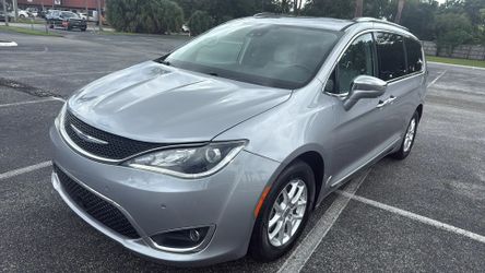 2017 Chrysler Limited Minivan 4D