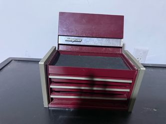 Used in very good condition Miniature SNAP-ON Tool Box 4 5/8” X 8.5”