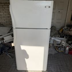 ❤️IT HAS ICEMAKER.🇺🇸ITS EXCELLENT RUNNING WHITE 18 CU.FT. FRIDGE.😍I WILL DELIVER FOR FEE.😻IT RUNS QUIETLY JUST LIKE BRAND NEW ONES RUN🎉IT HAS EVE