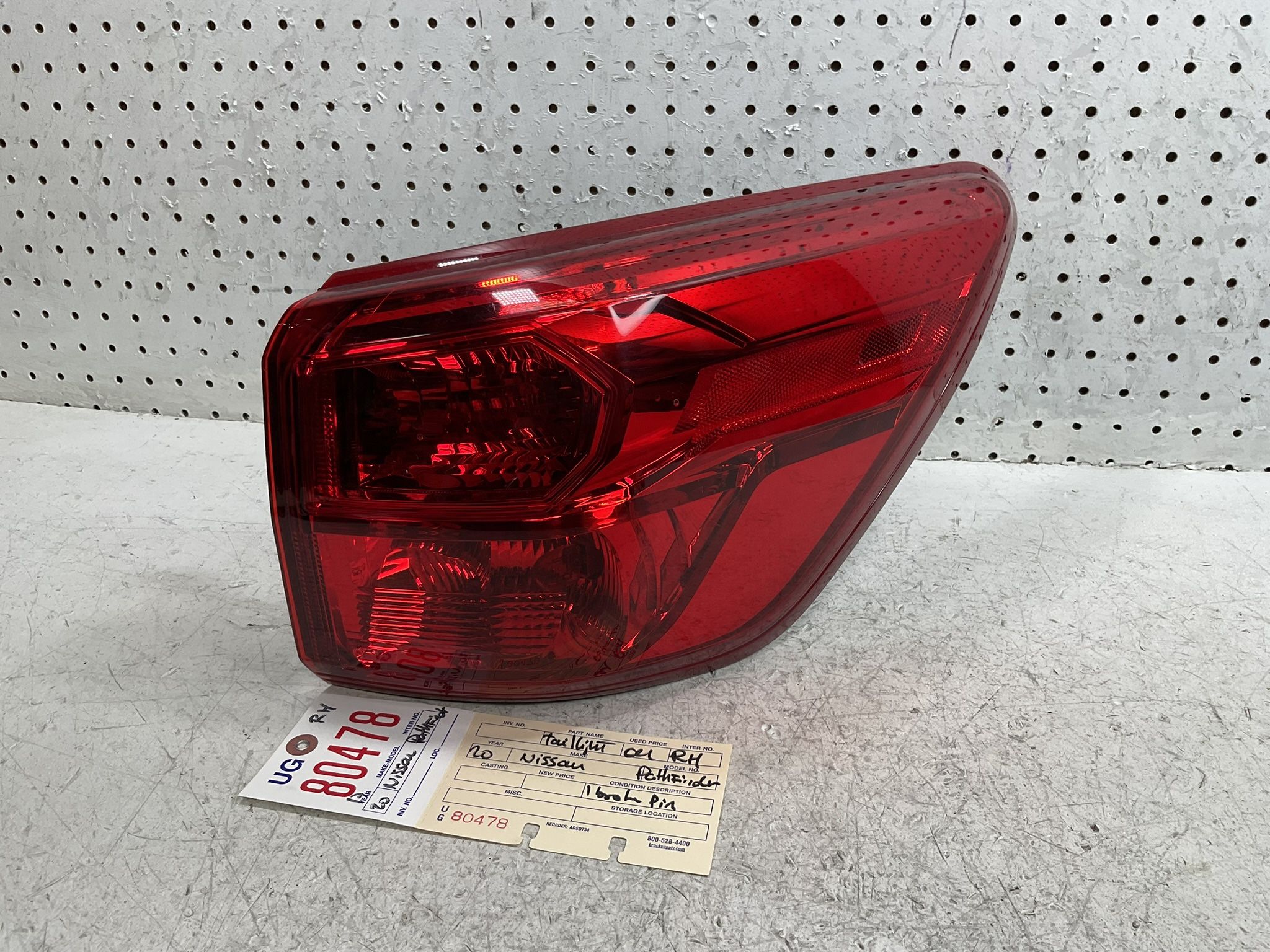 2017 2020 NISSAN PATHFINDER RIGHT SIDE TAIL LIGHT OEM 