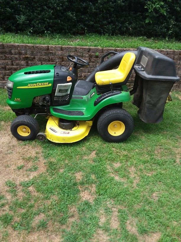 42" John Deere L110 Riding Lawn Mower