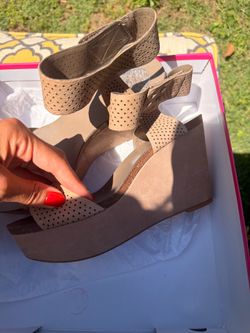 Vince. Camute 9.5 wedge