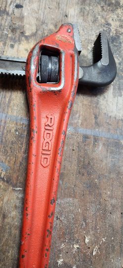 Rigid angled 24 in pipe wrench