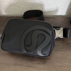 Lululemon Everywhere Belt Bag Nwot