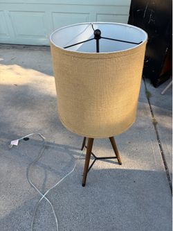 Nice vintage style lamp needs a bulb the one on it works
