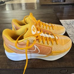 Nike Sabrina Size 8 - Women’s Basketball