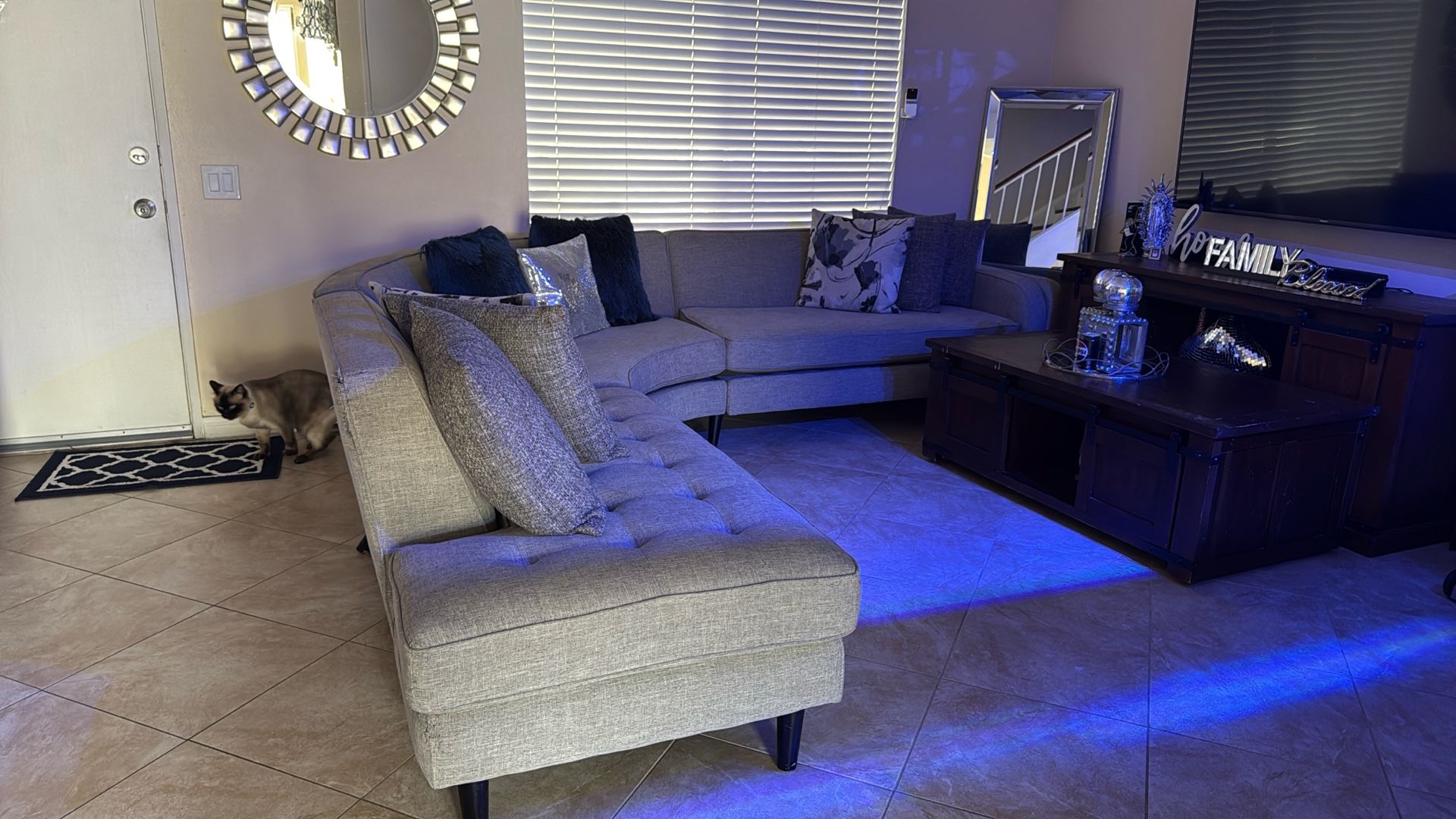 Sala Gris Muy Comoda Estilo. L
