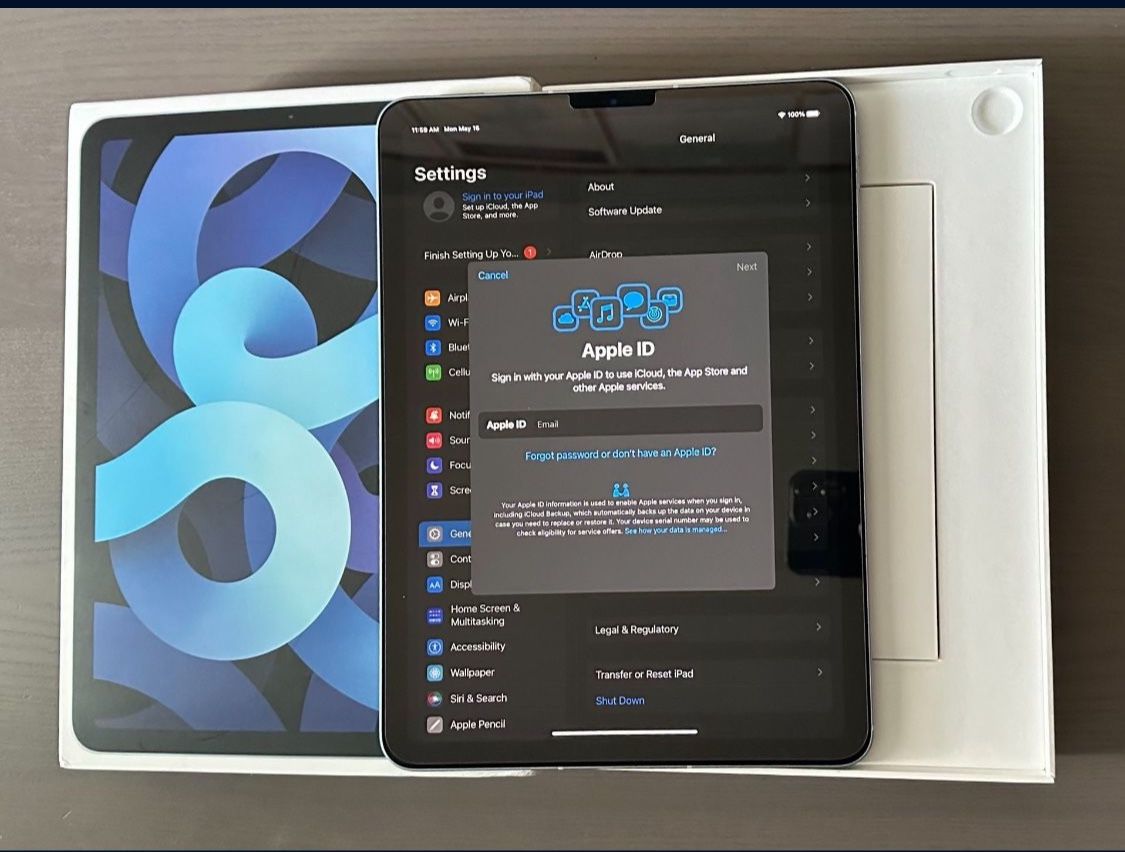 Apple iPad Air 4th Gen 10.9 in 2020 .64GB Wi-Fi Unlocked. 