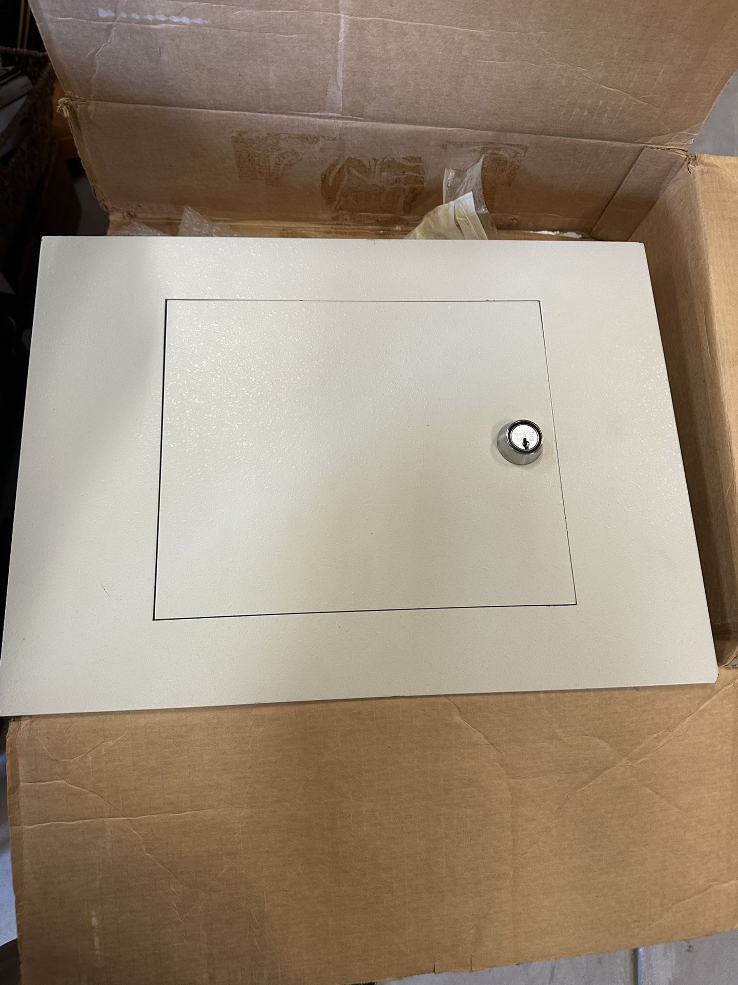 Wall Mount Heavy Duty Keyed Safe. New Business equipment
