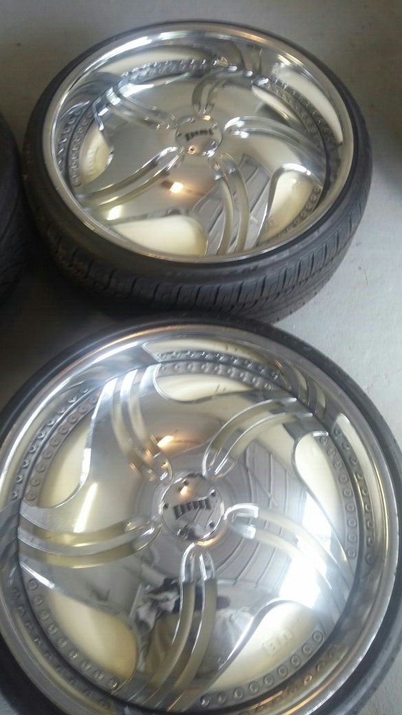 MAKE OFFER 24 INCH RIMS DUB FLOATERS FOR SALE NEW TIRES 255/30/24 WAS ON A CHRYSLER 300C HAS ANOTHER BOLT PATTERN ALSO.