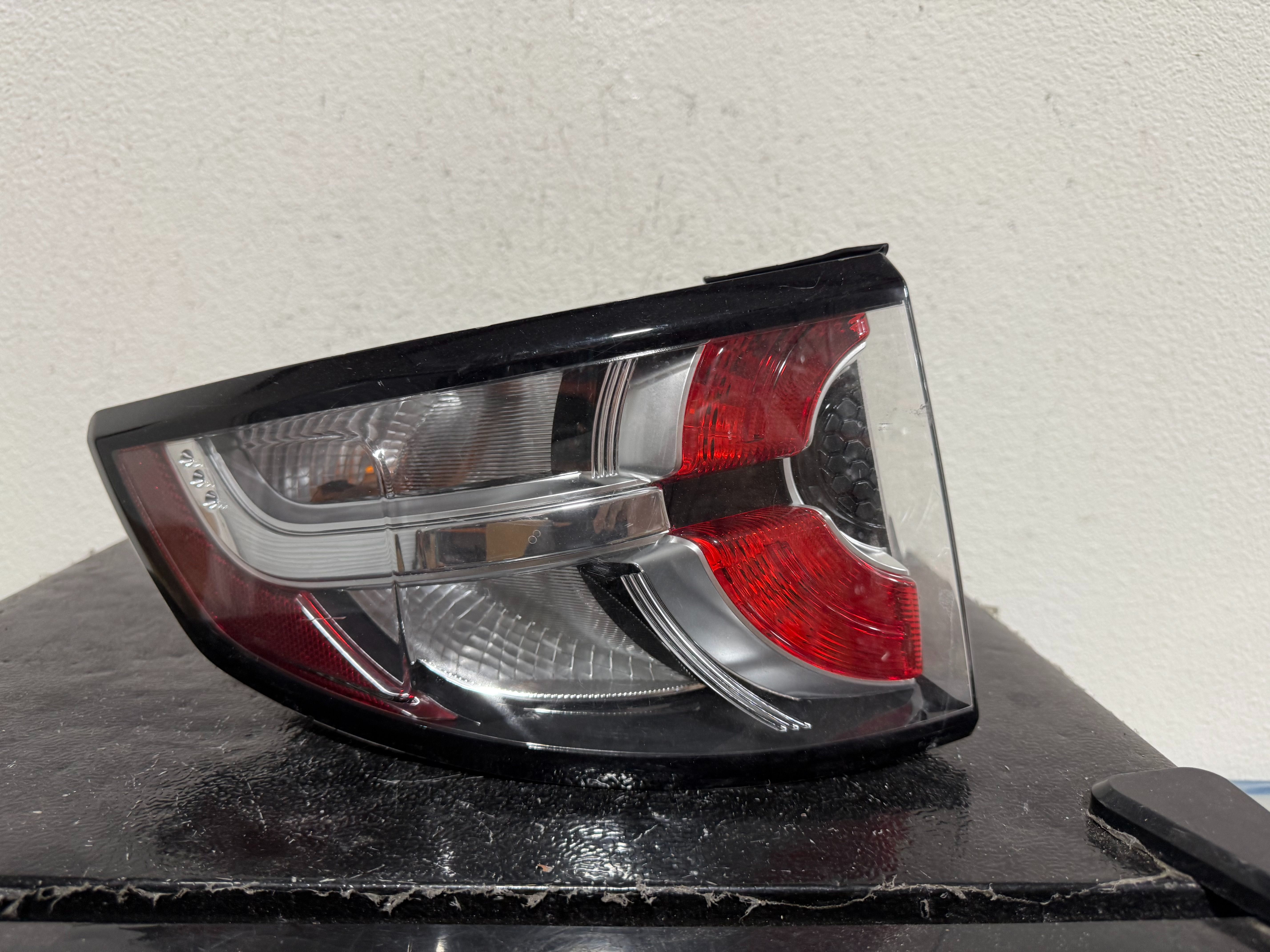 LAND ROVER DISCOVERY LEFT TAILLIGHT 2017