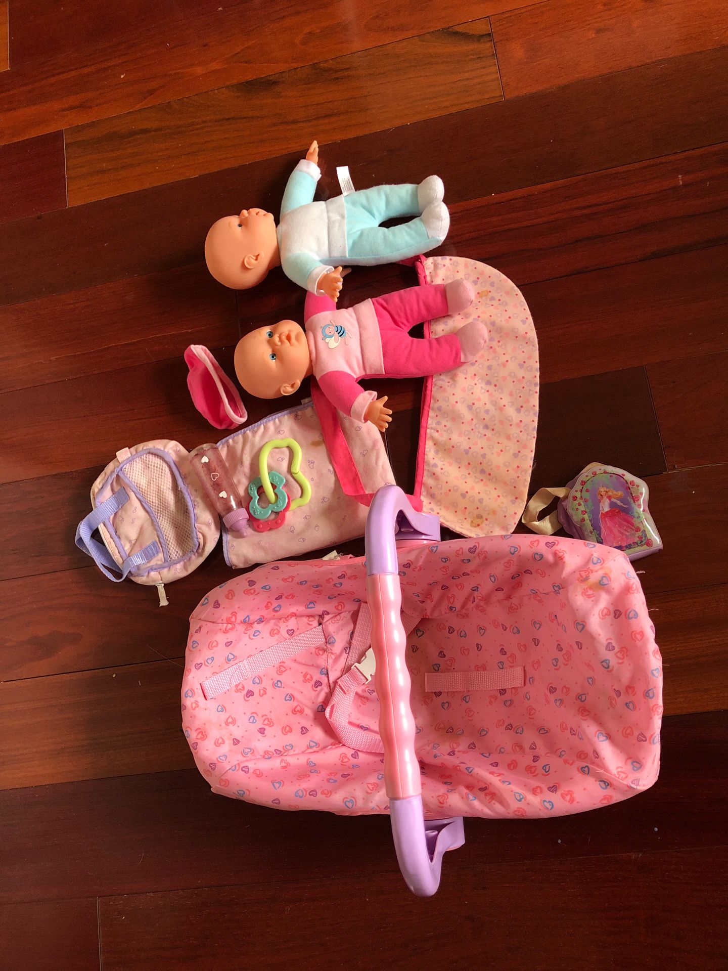 Baby carrier set with all the accessories and baby dolls