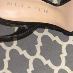 Kelly & Katie Toe Out Small Kitten Heels— Black & Sequence Size 7.5