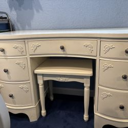 Charming Real Wood Bedroom Set – Twin Bed with Trundle, 2 Dressers & Vanity