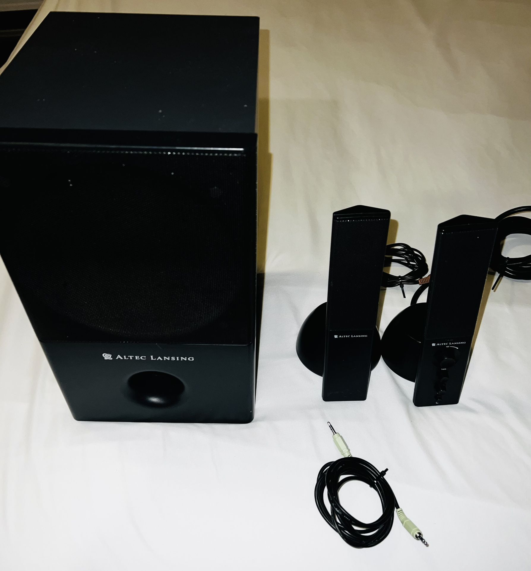 Altec Lansing VS4121 Home Theater Quality Computer Speaker System. Subwoofer & 2 Speakers
