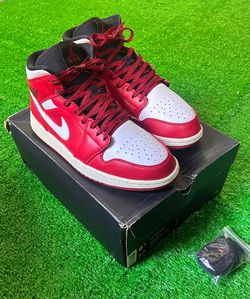 ‘Chicago’ Jordan 1 Mid