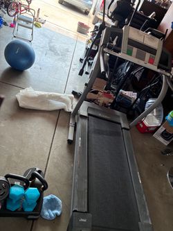 Running treadmill
