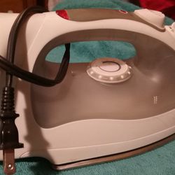 Black & Decker First Impressions Iron With Retractable Cord for Sale in  Sapulpa, OK - OfferUp