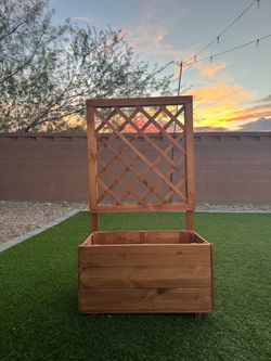 Wood Planter Box with Trellis